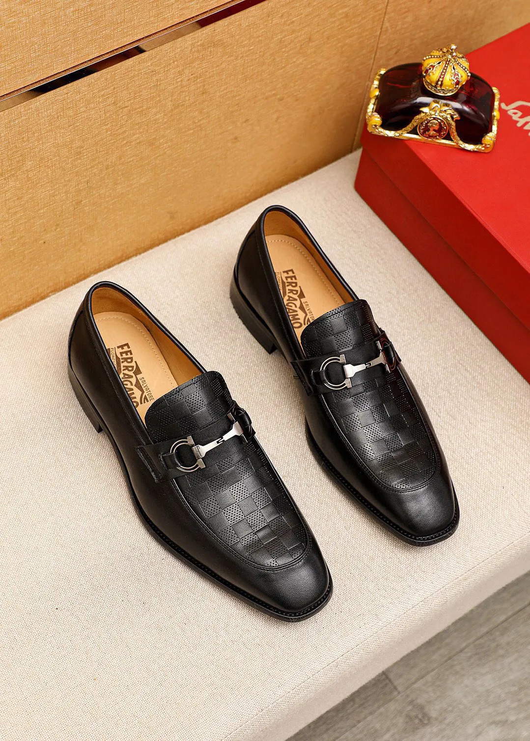 Men's shoes 💰460 💐 Product trademark: Ferragamo "Ferragamo" casual leather shoes Regular size: 38-44 (45🉑️customized) Product materials: Selected imported first-layer calfskin embossed upper + luxury hardware buckle, imported water-dyed cowhide leather lining. Strong three-dimensional visual effect, original combination outsole Color: 1⃣️color optional